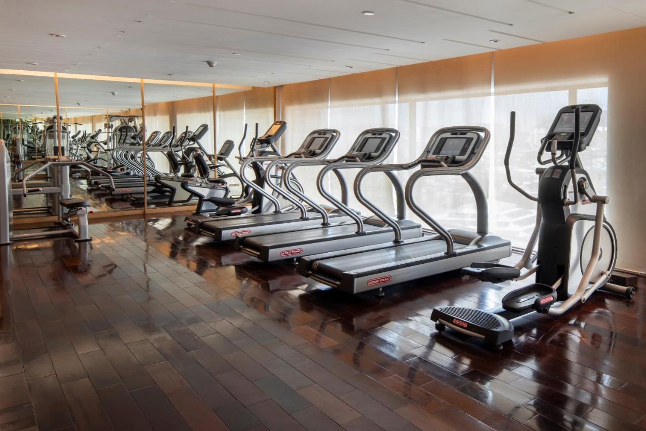Holiday Inn Mumbai International Airport By Ihg Exterior foto A row of treadmills