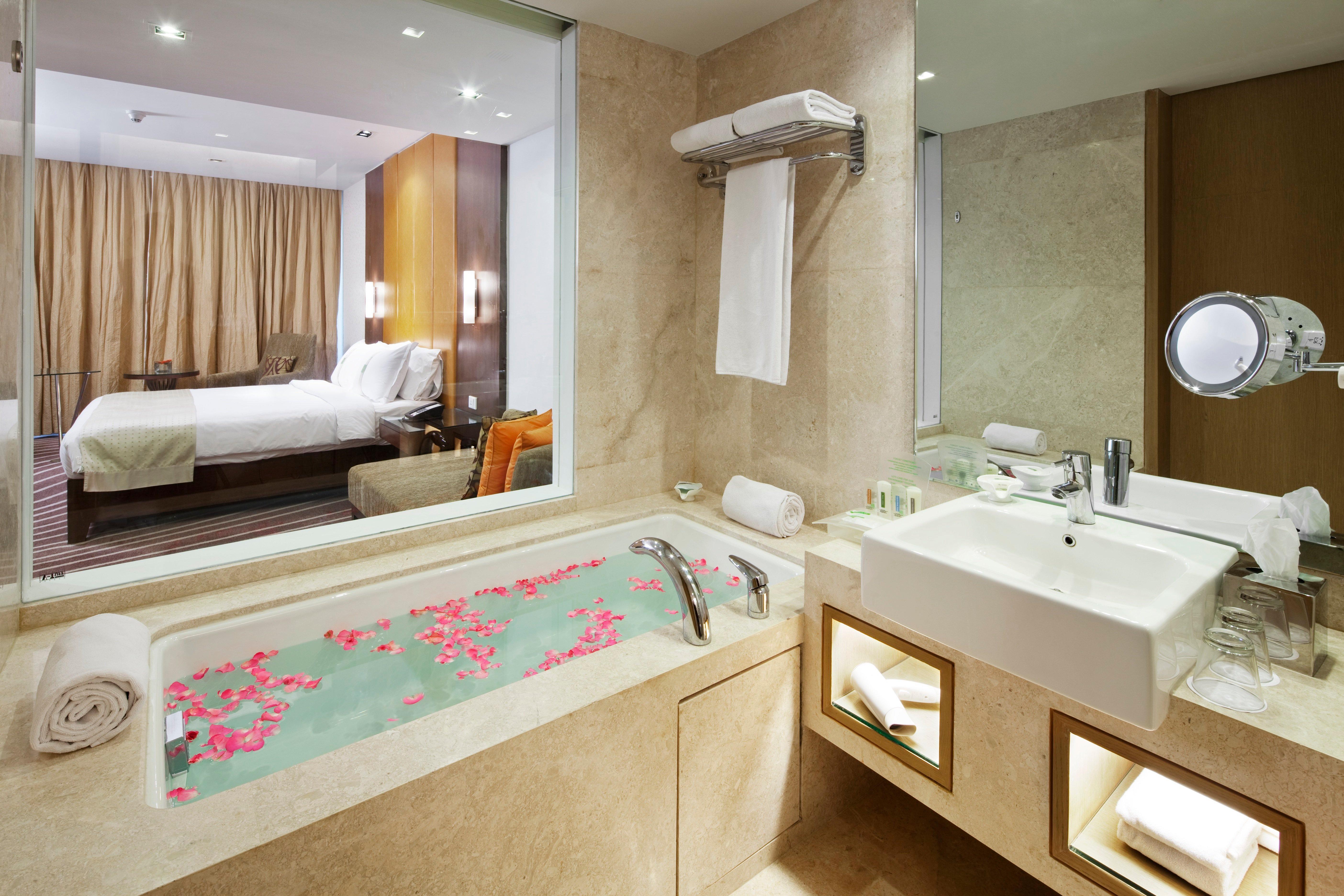 Holiday Inn Mumbai International Airport By Ihg Exterior foto A bathroom in a hotel
